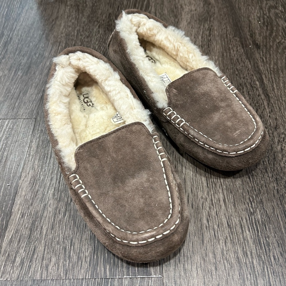 NWOT Chestnut UGG slip ons.